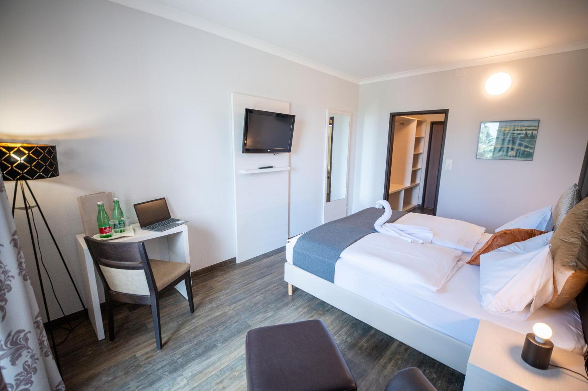 Hotel Marc Aurel Петронелль Экстерьер фото